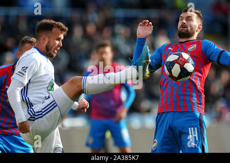 Mlada Boleslav, République tchèque. 6 octobre, 2019. Lukas Budinsky (L) de Mlada Boleslav lutte pour balle avec Radim Reznik de Viktoria Plzen (R) au cours du 12e match de ligue de football tchèque Mlada Boleslav v Viktoria Plzen à Mlada Boleslav en République tchèque. Credit : Slavek Ruta/ZUMA/Alamy Fil Live News Banque D'Images