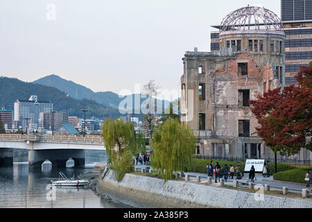 HIROSHIMA, JAPON - 23 NOVEMBRE 2007 : l'avis de le dôme de la bombe atomique - ruines de l'ancien hôtel de promotion industrielle de la préfecture de Hiroshima Banque D'Images