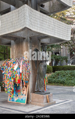 HIROSHIMA, JAPON - 23 NOVEMBRE 2007 : Déesse de la paix et les guirlandes de grues en papier plié à la base de la tour commémorative à l'étudiant mobilisé Banque D'Images