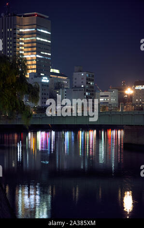 HIROSHIMA, JAPON - 23 NOVEMBRE 2007 : Le point de vue de la Rivière Ota avec pont Aioi, le point de vue pour le bombardement atomique de Hiroshima, à la nuit Banque D'Images