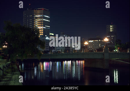 HIROSHIMA, JAPON - 23 NOVEMBRE 2007 : Le point de vue de la Rivière Ota avec pont Aioi, le point de vue pour le bombardement atomique de Hiroshima, à la nuit Banque D'Images