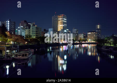 HIROSHIMA, JAPON - 23 NOVEMBRE 2007 : Le point de vue de la Rivière Ota à lumières de la nuit. Hiroshima. Le Japon Banque D'Images