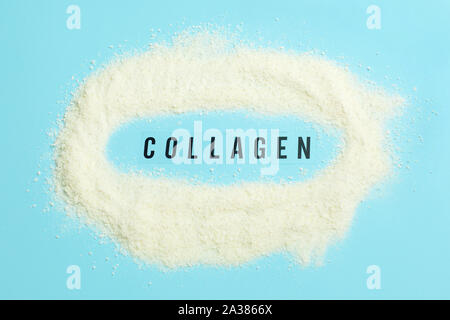 La poudre de protéine de collagène hydrolysé sur fond bleu - Banque D'Images