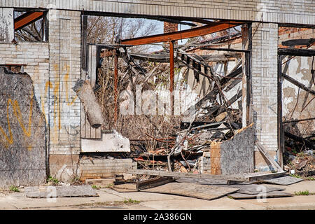 DETROIT, MICHIGAN - 27 avril 2019 : une vitrine ouverte met en lumière l'urban blight qui frappe la ville de Detroit. Banque D'Images