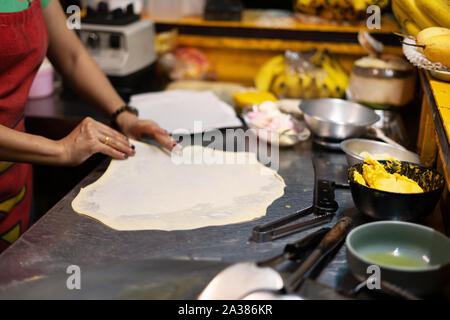 Décisions, roti roti roti farine par thresh bouilloire avec de l'huile.La Thaïlande et de l'alimentation de rue Desserts. crispy pancake en Thaïlande. Banque D'Images