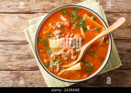 Partie de riche soupe lasagne close-up dans une assiette sur la table. Haut horizontale Vue de dessus Banque D'Images