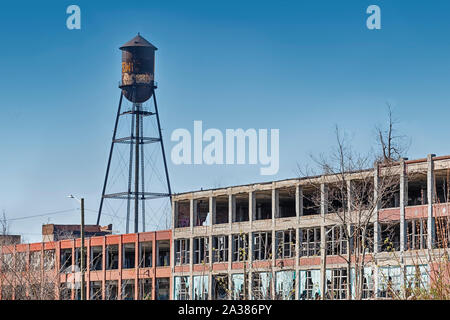 DETROIT, MICHIGAN - 28 avril 2019 : l'usine abandonnée Packard Motor Company à Detroit a encore un grand tour de l'eau sur le toit. Banque D'Images