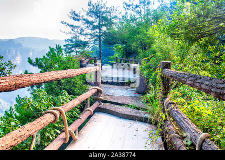 Une passerelle dans le parc forestier de Zhangjiajie dans la province du Hunan en Chine le Morning Sunrise dans le tianzi shan scenic area. Banque D'Images