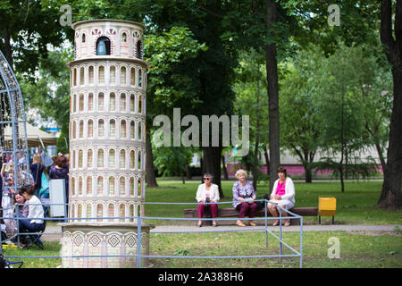 Le Bélarus, la ville de Gimel, Juillet 03, 2019. Festival de la jeunesse.Mise en page de la Tour Penchée Banque D'Images