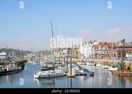 Yachts amarrés dans le port intérieur, Douglas, île de Man sur une journée ensoleillée. Banque D'Images