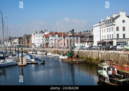 Yachts amarrés dans le port intérieur, Douglas, île de Man sur une journée ensoleillée. Banque D'Images