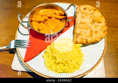 Repas dans un pub anglais traditionnel Curry de poulet Tikka Massala et du pain naan Banque D'Images