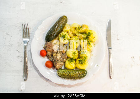 Déjeuner sur mesure avec de la viande et des pommes de terre. Banque D'Images