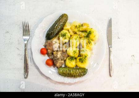 Déjeuner sur mesure avec de la viande et des pommes de terre. Banque D'Images