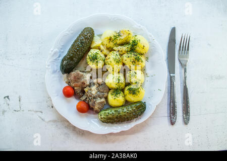 Déjeuner sur mesure avec de la viande et des pommes de terre. Banque D'Images