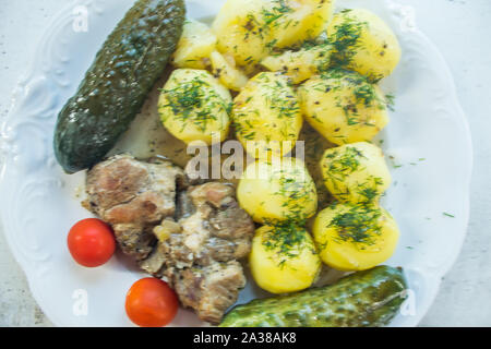 Déjeuner sur mesure avec de la viande et des pommes de terre. Banque D'Images