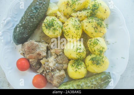 Déjeuner sur mesure avec de la viande et des pommes de terre. Banque D'Images