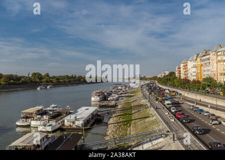 Transport de l'eau et des terres près de l'île Marguerite à Budapest, Hongrie. Banque D'Images