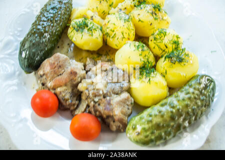 Déjeuner sur mesure avec de la viande et des pommes de terre. Banque D'Images