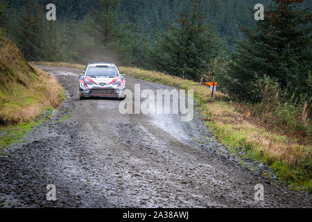 Une Toyota voiture de rallye mondial de la conduite dans le stade de Myherin Wales Rally GB 2019 Banque D'Images