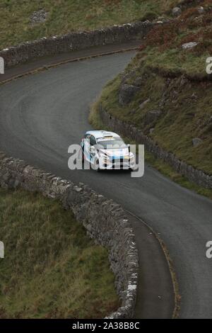 Roland de l'Estonie et Ken Poom Jarveoja dans une Ford Fiesta R2 pendant quatre jours du Wales Rally GB. Banque D'Images