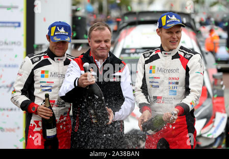 Gagnants du Wales Rally GB L'Estonie Ott Tanak et Martin Jarveoja célébrer sur le podium lors de la quatrième journée du Wales Rally GB. Banque D'Images