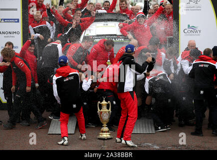 Gagnants du Wales Rally GB L'Estonie Ott Tanak et Martin Jarveoja célébrer avec champagne pendant quatre jours du Wales Rally GB. Banque D'Images