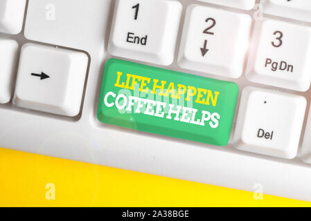 Écrit remarque montrant vie aide à café. Concept d'affaires pour avoir une boisson chaude lorsque des problèmes de clavier pc blanc troubles avec une note papier Banque D'Images