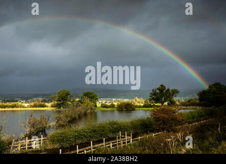 Un arc-en-ciel sur un dépôt près de Steeton inondée dans le Yorkshire, en tant que bande à vitesse lente de forte pluie mis à tremper des parties du Royaume-Uni a déclenché des avertissements et des alertes d'inondation. Banque D'Images