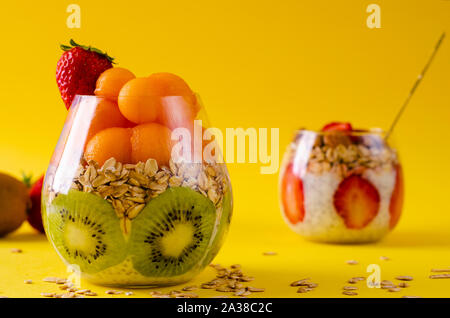 Concept de l'alimentation, la purification du corps, la saine alimentation, régimes alimentaires petit-déjeuner. Chia pudding avec oatmeals friuts et fraîche. Copy space Banque D'Images