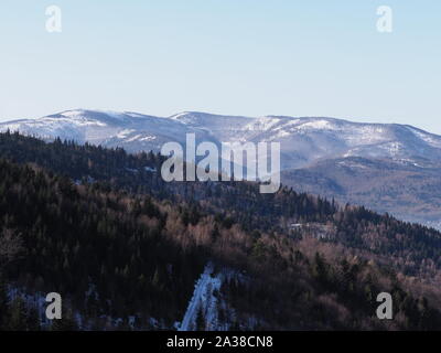 Paysage de montagnes Beskides de Silésie dans l'ouest de Carpates près de Bielsko-Biala city à la Pologne en Février Banque D'Images