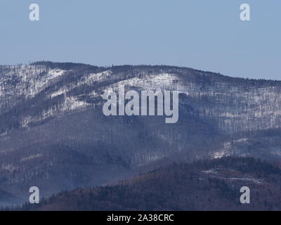 Paysages de montagnes Beskides de Silésie dans l'ouest de Carpates près de Bielsko-Biala city, la Pologne en Février Banque D'Images