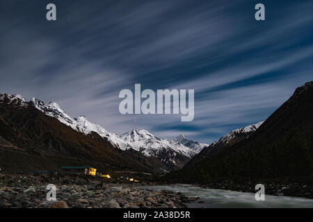 Ciel de nuit, Chitkul village- Baspa rivière coule à travers la vallée de Sangla Kinnaur Kailash entouré de montagnes. Longue exposition. Banque D'Images