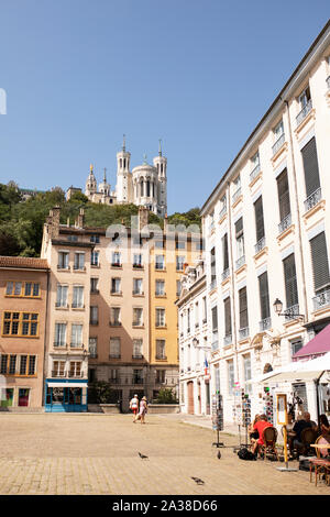 Vue sur la basilique notre-Dame de Fourvière depuis la place Saint-Jean à Lyon, France. Banque D'Images