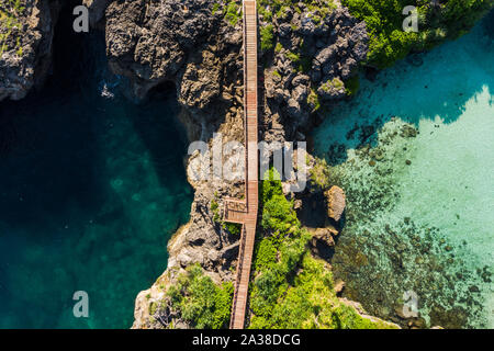 Sentier à travers les roches entre lac d'eau salée et de l'océan, Weekuri lake, Sumba, à l'Est de Nusa Tenggara, en Indonésie Banque D'Images