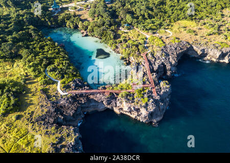 Sentier à travers les roches entre lac d'eau salée et de l'océan, Weekuri lake, Sumba, à l'Est de Nusa Tenggara, en Indonésie Banque D'Images