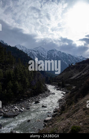 Village- Baspa Chitkul rivière coule à travers la vallée de Sangla Kinnaur Kailash entouré de montagnes. Banque D'Images