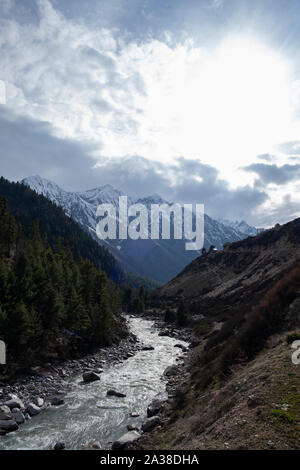 Village- Baspa Chitkul rivière coule à travers la vallée de Sangla Kinnaur Kailash entouré de montagnes. Banque D'Images