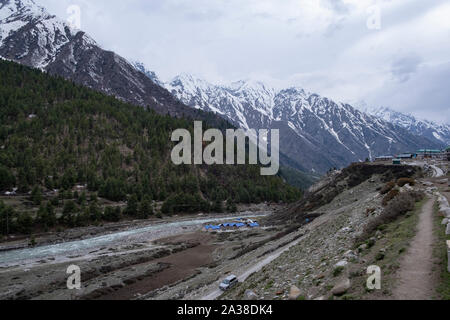 Village- Baspa Chitkul rivière coule à travers la vallée de Sangla Kinnaur Kailash entouré de montagnes. Banque D'Images