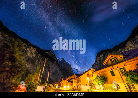 Village-rue illuminée la nuit, vallée de Lauterbrunnen, Berne, Suisse Banque D'Images