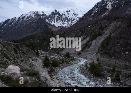 Village- Baspa Chitkul rivière coule à travers la vallée de Sangla Kinnaur Kailash entouré de montagnes. Banque D'Images