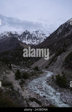 Village- Baspa Chitkul rivière coule à travers la vallée de Sangla Kinnaur Kailash entouré de montagnes. Banque D'Images