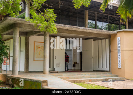 Auroville, Delhi/Inde- le 4 septembre 2019 : Centre d'Auroville salon à Auroville, Tamilnadu Banque D'Images