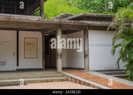 Auroville, Delhi/Inde- le 4 septembre 2019 : Centre d'Auroville salon à Auroville, Tamilnadu Banque D'Images