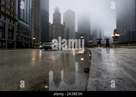 Les gens qui marchent dans la ville, Chicago, Illinois, United States Banque D'Images