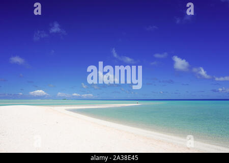 Un homme donne sur un lagon tropical turquoise d'une plage de sable blanc sous un ciel bleu avec copie espace Banque D'Images