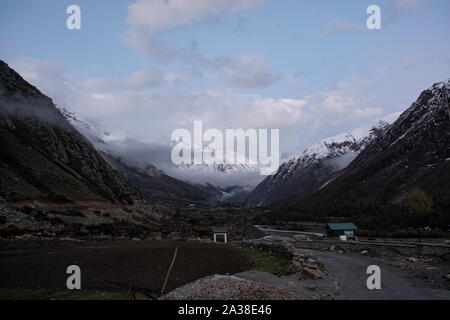 Village- Baspa Chitkul rivière coule à travers la vallée de Sangla Kinnaur Kailash entouré de montagnes. Banque D'Images