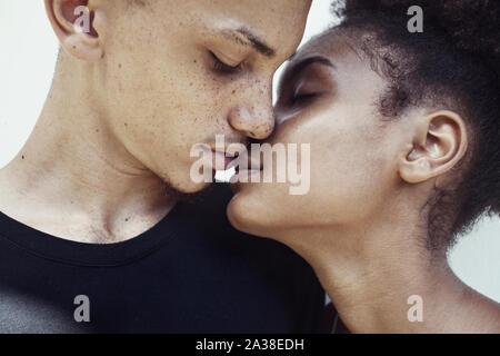Portrait en gros plan d'un couple sur le point de baiser Banque D'Images