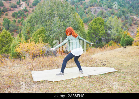 Female hiker walking in montagne forêt. Une femme voyage à travers les montagnes, et s'amuse au moment de la passe. Banque D'Images