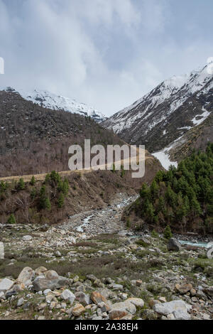 Ruisseau glaciaire au Kinnaur Kailash qui rejoint la rivière Baspa. Banque D'Images